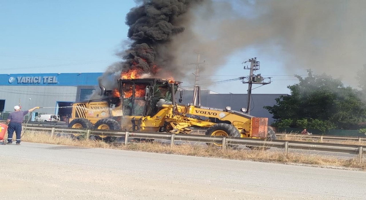 Hendek Belediyesinin greyderi alev topuna döndü