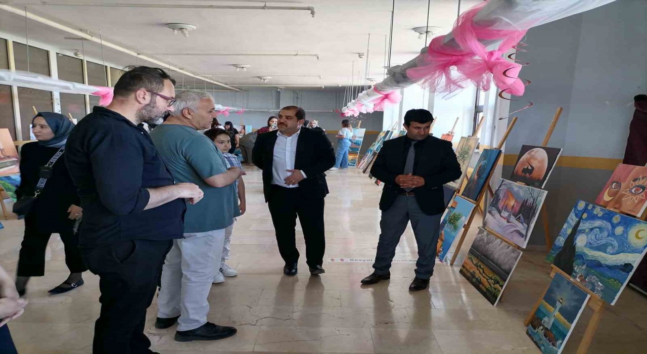 Hınısta bir yıllık emeklerini sergilediler