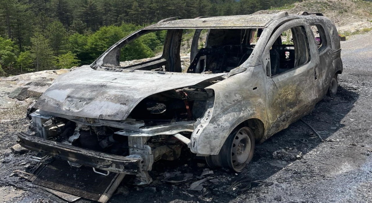 Hisarcıkta yanan araç kullanılamaz hale geldi