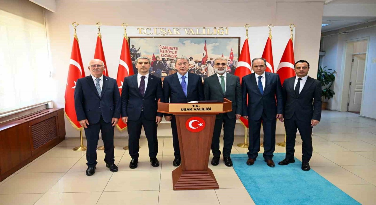 Hulusi Akar ve Taner Yıldız bir dizi ziyaretler için Uşaka geldi