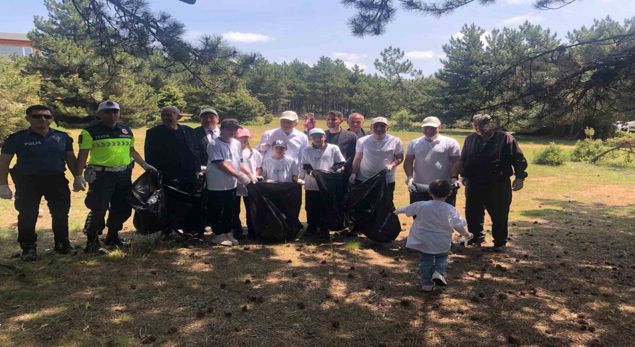 Hüyükte öğrenciler temiz çevre için seferber oldu