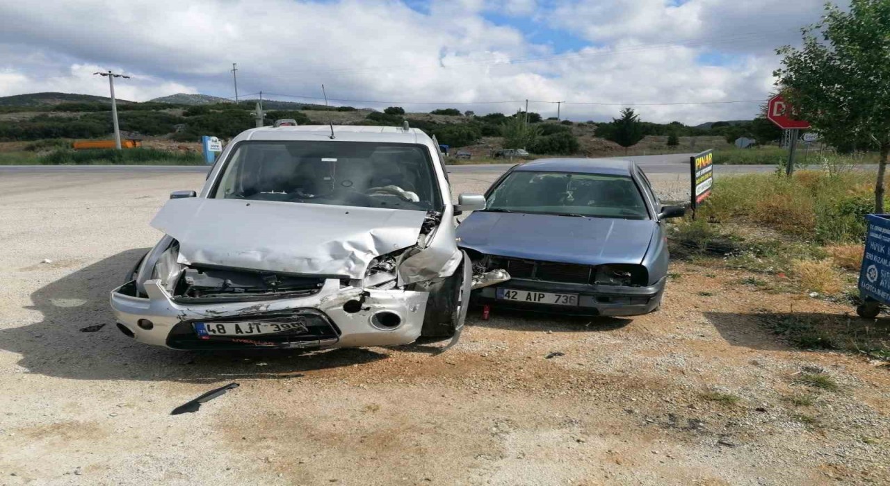 Hüyükte otomobil ile hafif ticari araç çarpıştı: 2 yaralı