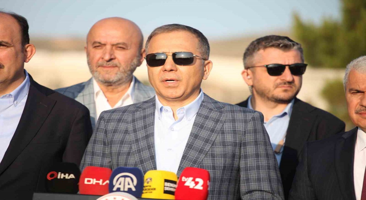 İçişleri Bakanı Yerlikaya bayram namazını Konyada kıldı