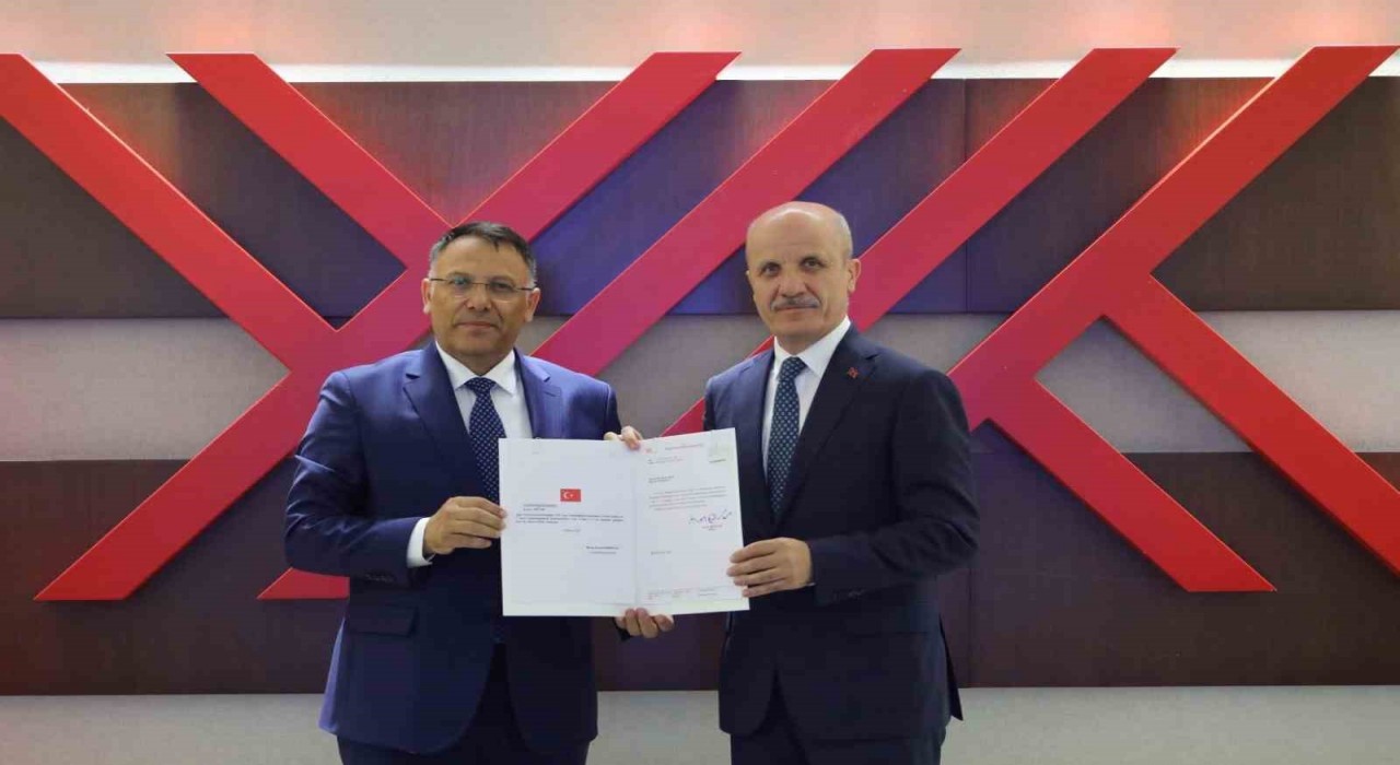 Iğdır Üniversitesi Rektörü Prof. Dr. Ekrem Gürel, rektörlük mazbatasını aldı