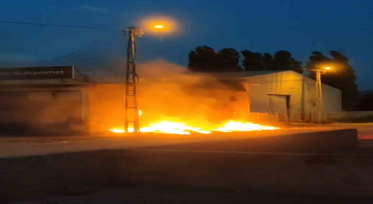 Iğdırda dökülen çöpler alev aldı, elektrik direği yandı