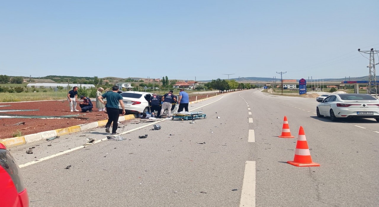 İki otomobil kavşakta çarpıştı: 1 ölü, 4 yaralı