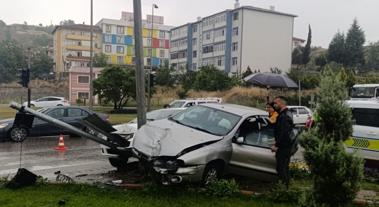 İki otomobilin çarpıştığı kazada 3 kişi yaralandı