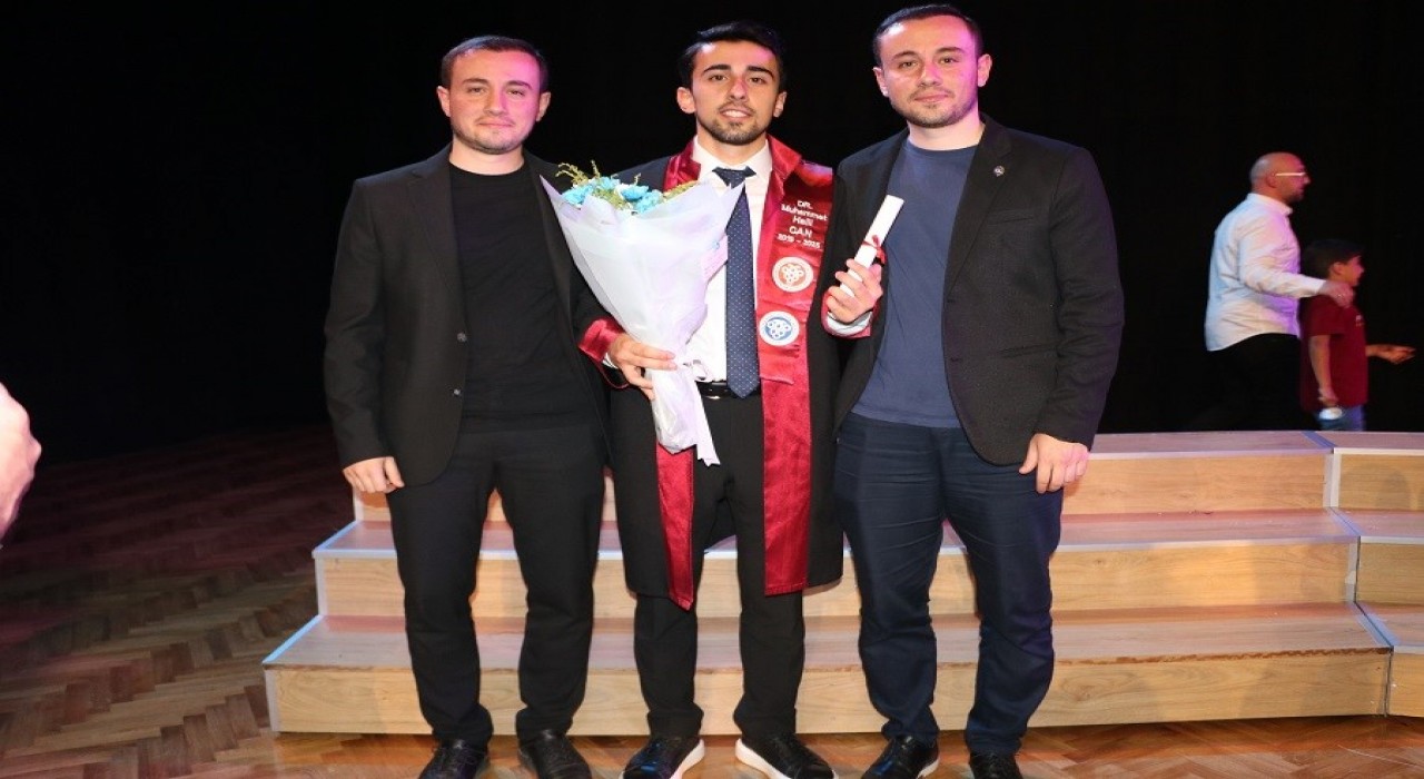 İkiz doktorların kardeşi de doktor oldu