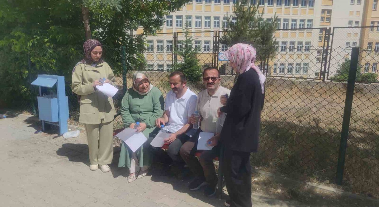 İkiz kardeşler kızlarıyla birlikte YKSye girdi