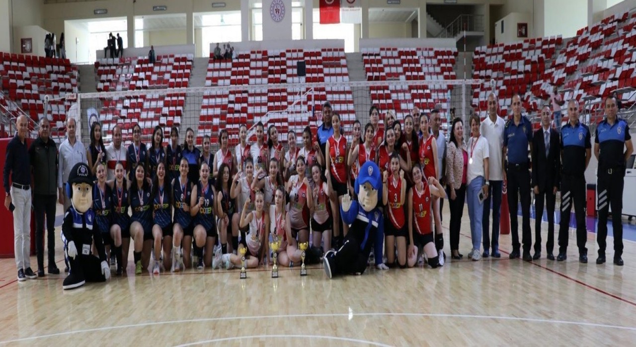 İl Emniyet Müdürlüğü tarafından düzenlenen voleybol turnuvası sona erdi