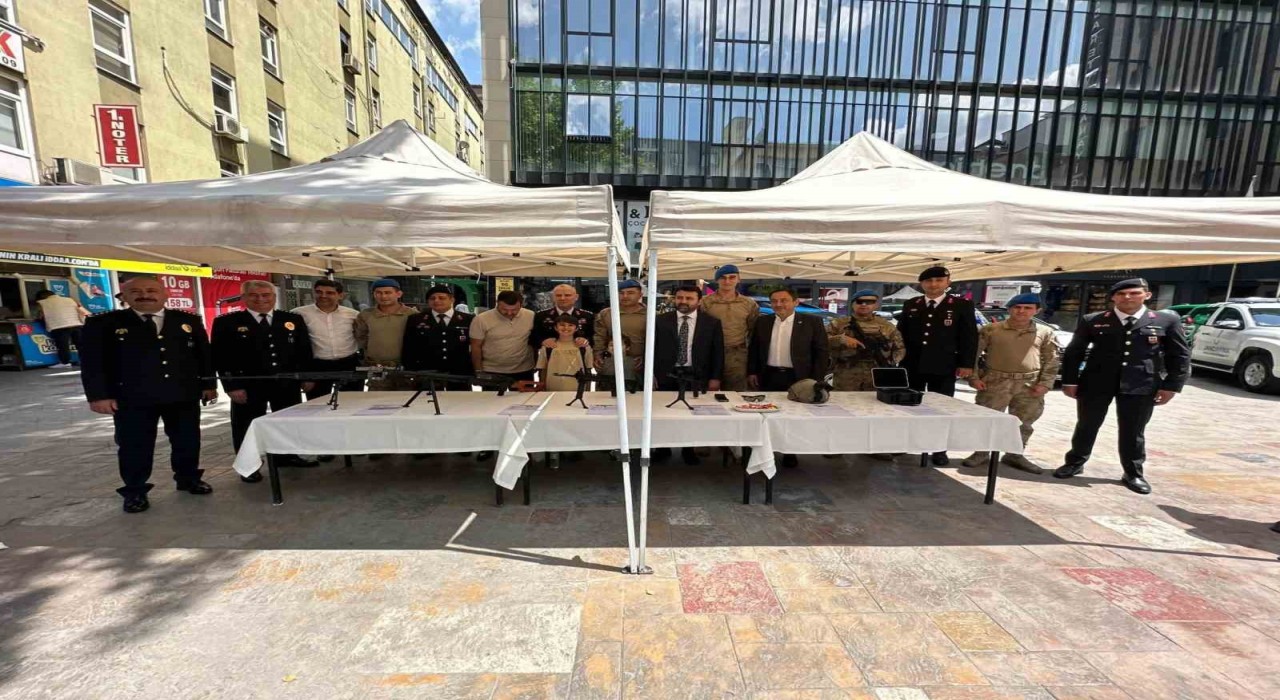 İl Jandarma Komutanlığından caddede tanıtım standı
