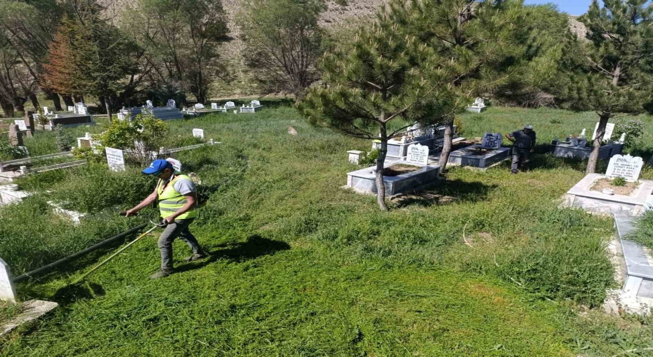 İl Özel İdaresi ekipleri mezarlıklarda bayram temizliği başlattı