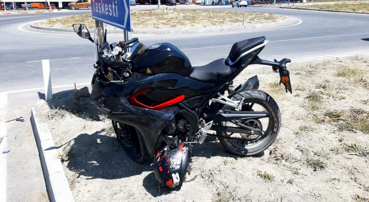 İlçe girişindeki kavşakta motosikletle otomobil çarpıştı: 2 yaralı