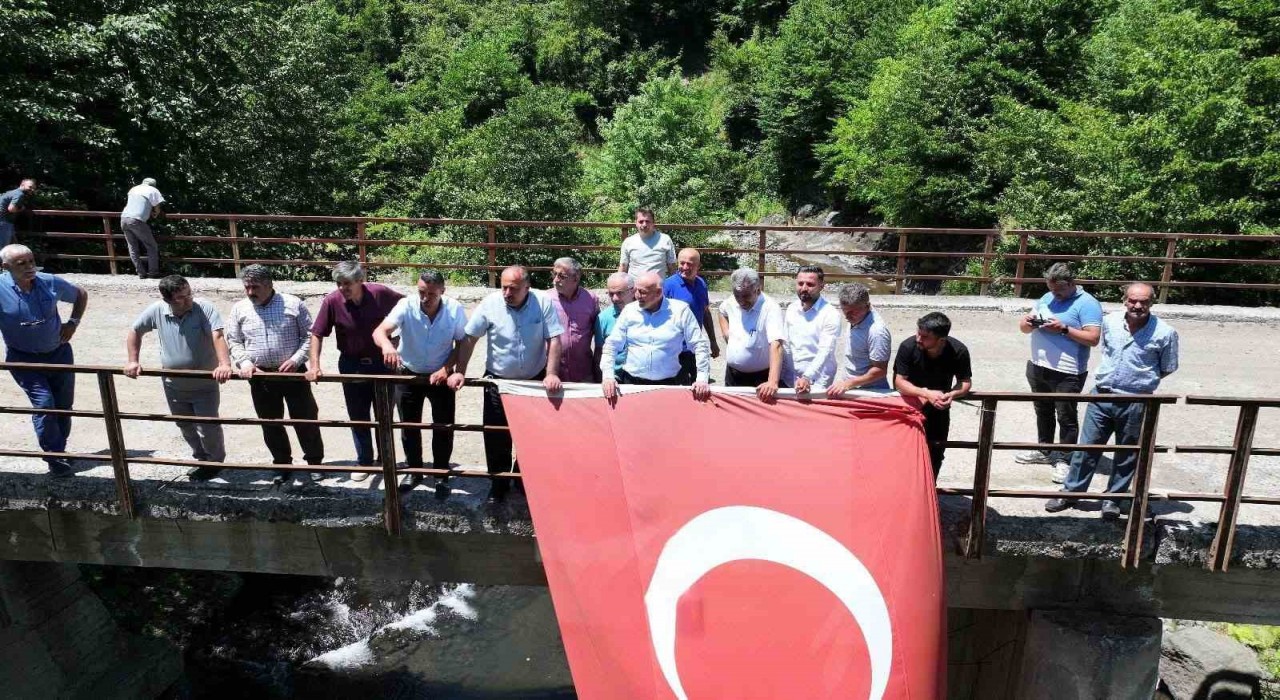 İlçeleri birleştiren köprüde ortak buluşma