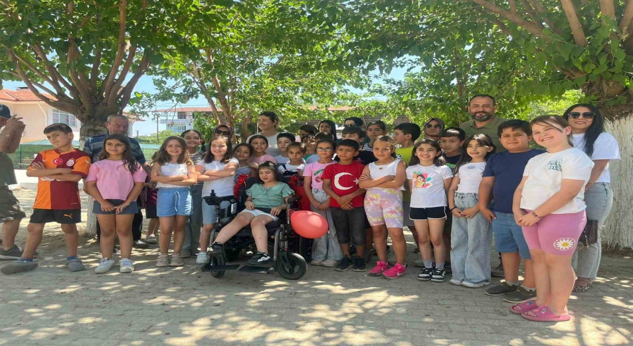 İncirliovada öğrenciler harçlıklarını umuda dönüştürdü