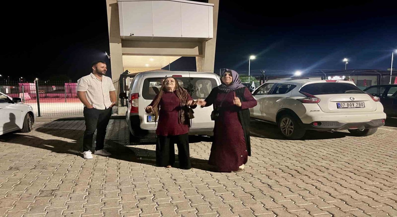 İnfaz düzenlemesi yürürlüğe girdi, cezaevi önünde halay çekip yakınlarını beklediler