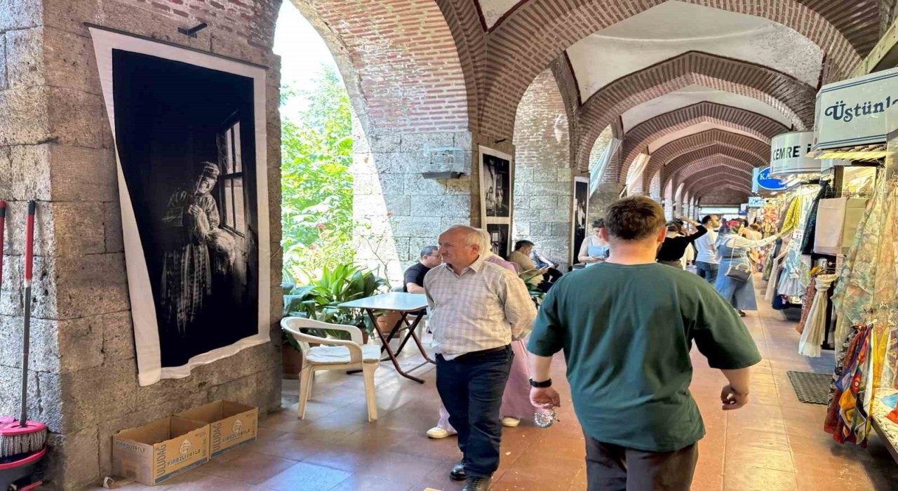İpekböceğinin hikayesi ipek kumaşa basılan fotoğraflarla Kozahanda sergileniyor