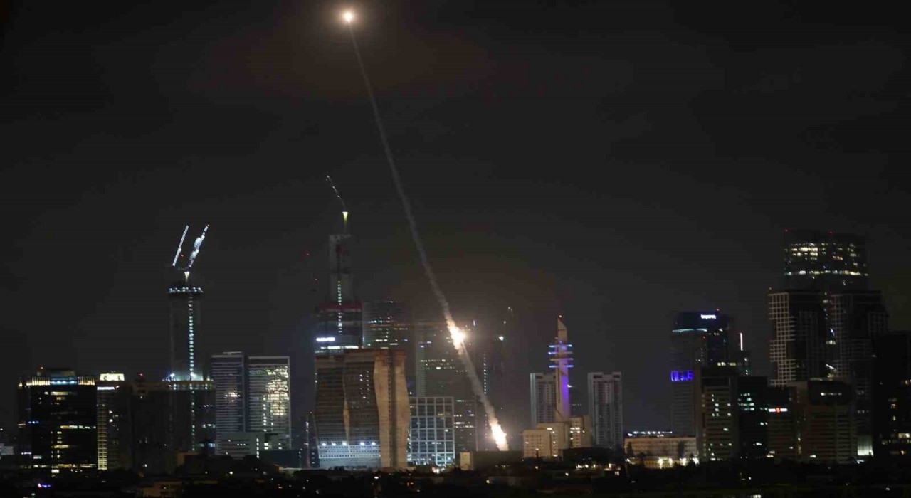 İran Devrim Muhafızları Ordusundan İsraile hipersonik Fettah-1 füzeleri ile saldırı