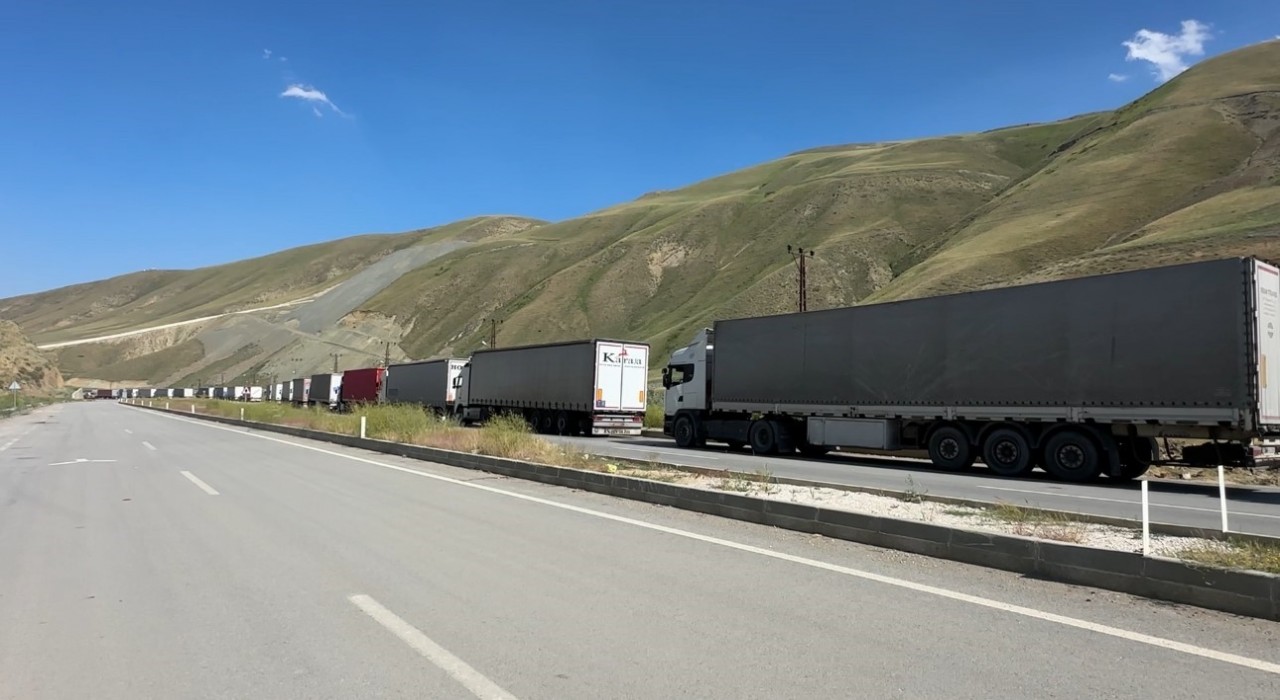 İran-İsrail gerginliği: Yüksekova Esendere Gümrük Kapısında 2 kilometre tır kuyruğu oluştu