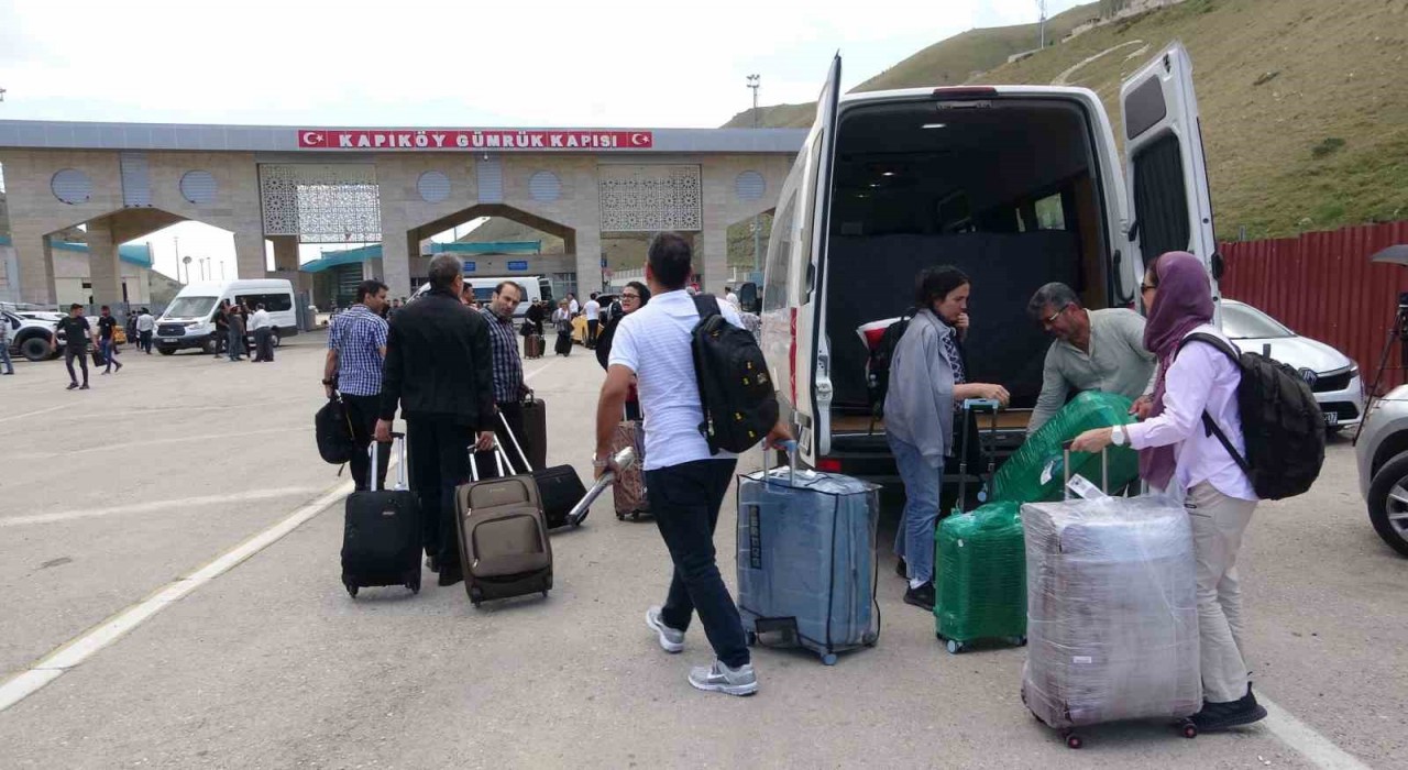 İran-İsrail savaşının 4üncü gününde Van sınırında dönüş hareketliliği