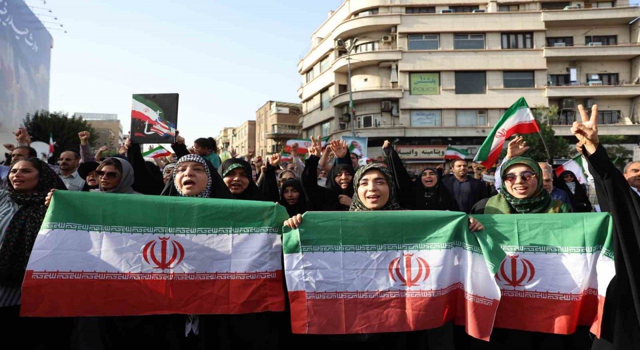 İranda ABDnin saldırıları protesto edildi: Teslimiyet yok, ABD ile savaş