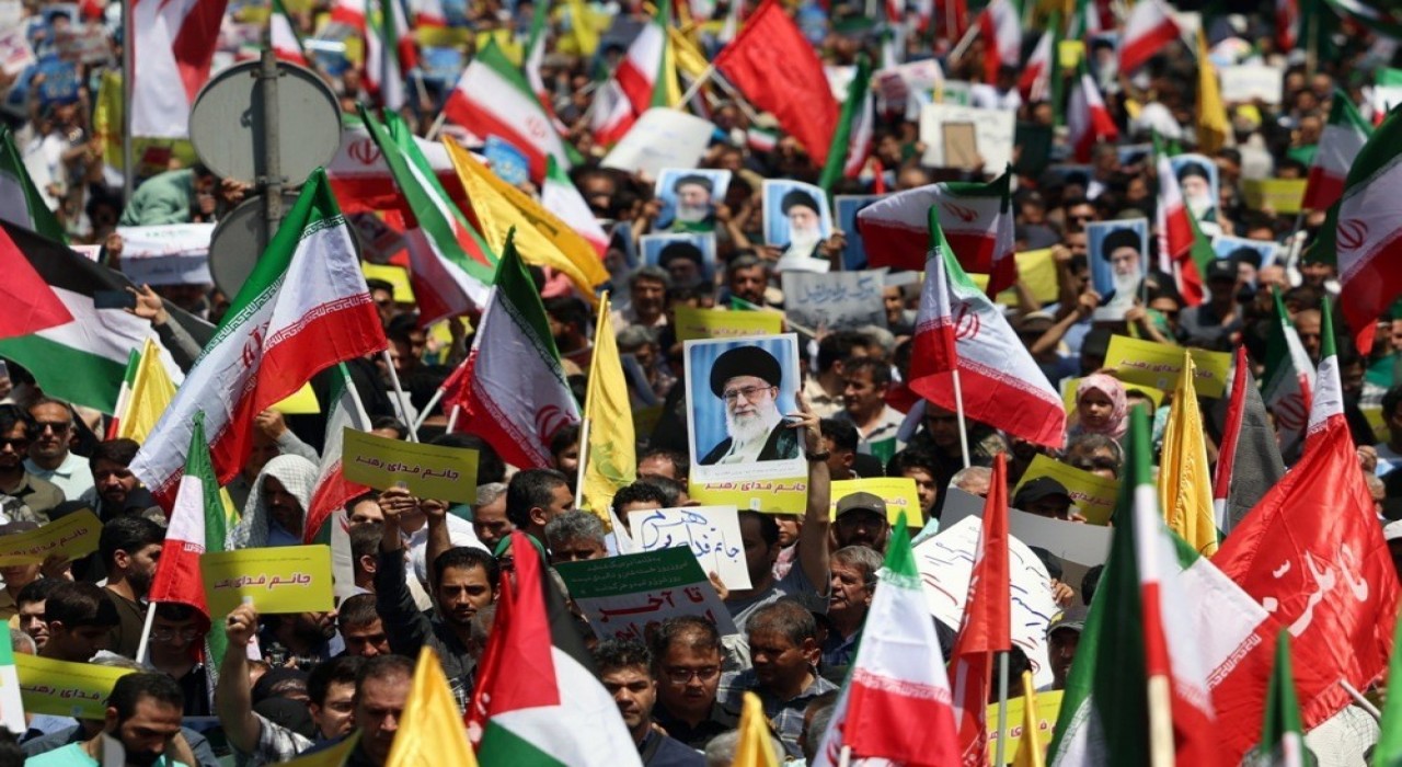 İranda yüzbinler sokaklara döküldü