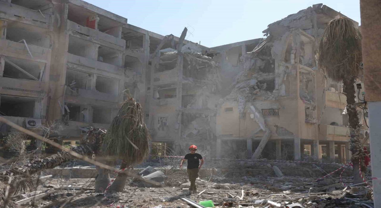 İrandan İsrailin 3 noktasına balistik füze saldırısı: 65 yaralı