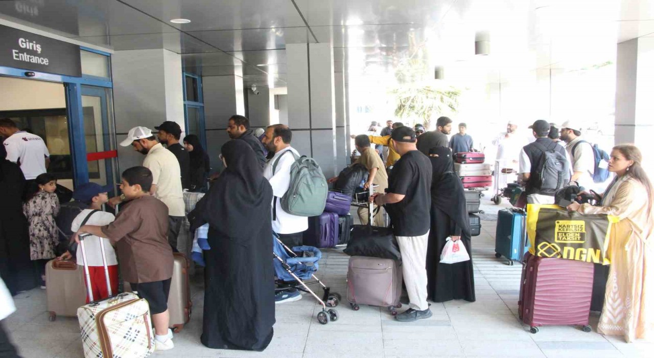 İrandan tahliye edilen Ummanlı kafile uçakla Trabzondan ülkelerine dönüyor