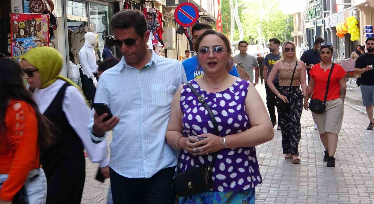 İranlı turistler Van esnafına çifte bayram yaşattı