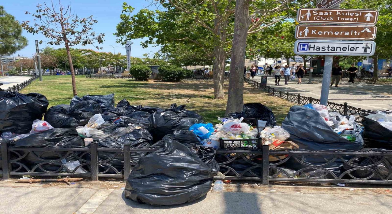 İşçilerin grevi, İzmirin çöp çilesi devam ediyor