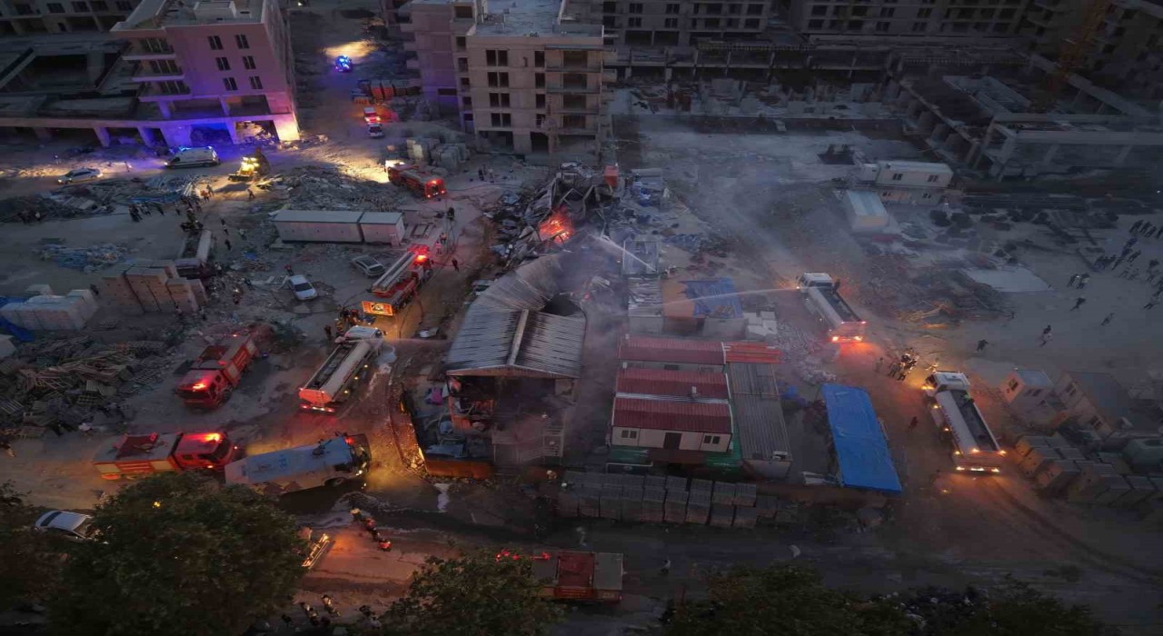 İşçilerin kaldığı prefabrik yatakhane alevlere teslim oldu