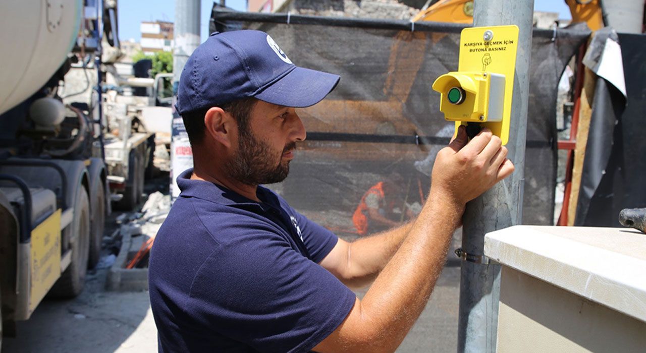 İskenderun’da Yaya Güvenliği Artıyor: HBB’den “Bas-Geç” Sinyalizasyon Uygulaması
