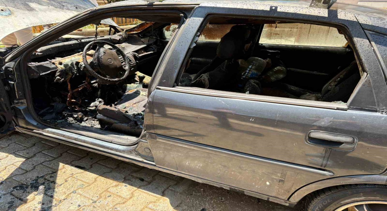 Ispartada park halindeki otomobil alev alev yandı