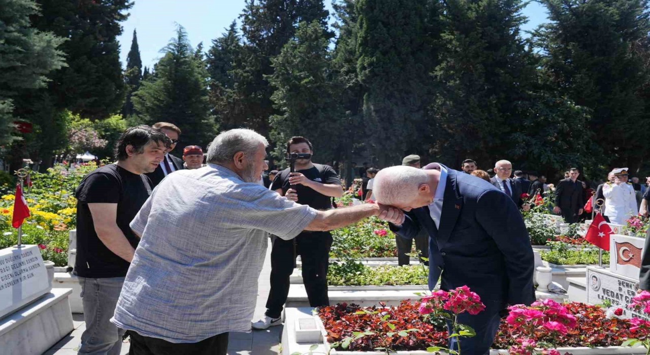 İstanbul Valisi Davut Gül, Edirnekapı Şehitliğini ziyaret etti