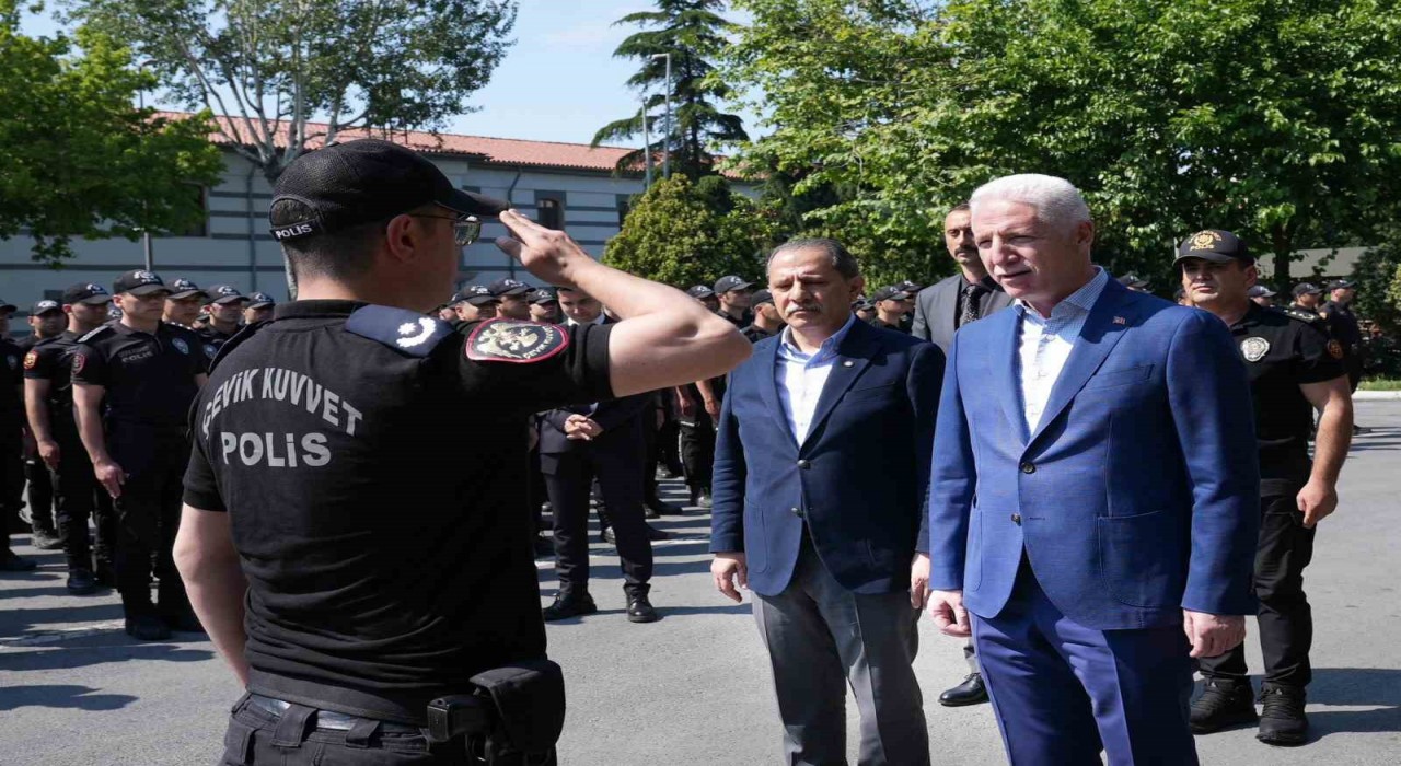 İstanbul Valisi Davut Gülden Çevik Kuvvete bayram ziyareti