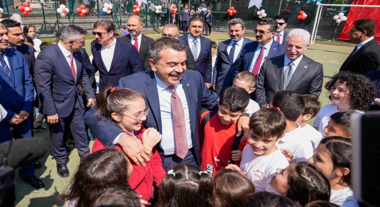 İstanbulda 2 milyon 859 bin 468 öğrenci karne aldı