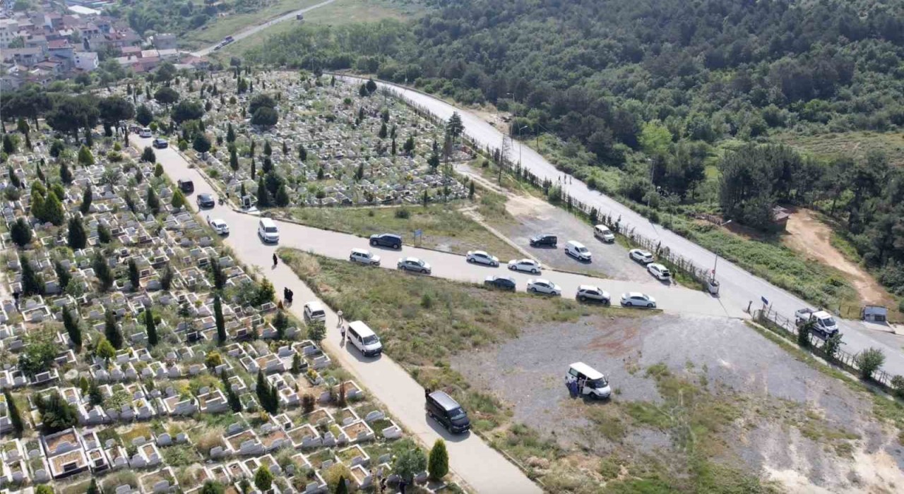 İstanbulda bayramın ilk günü mezarlıklar ziyaretçilerle doldu