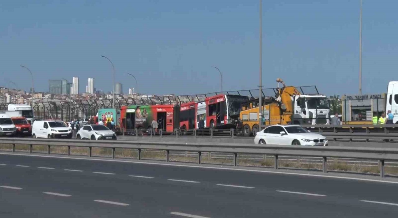 İstanbulda Haliç Köprüsünde arızalı metrobüsü çeken yol yardım aracı kaza yaptı