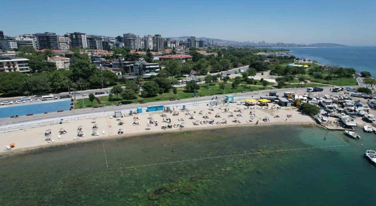 İstanbulda sıcak hava bunalttı: Caddebostan sahile akın ettiler