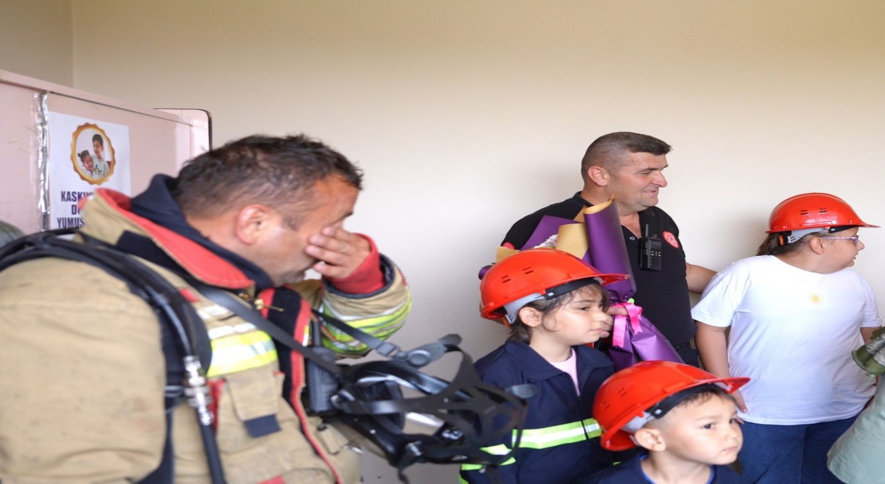 İtfaiye personellerini duygulandıran not: Pelerinin olmasa da kaskın yeter