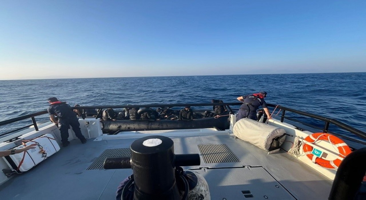 İzmir açıklarında sürüklenen bottaki 41 göçmen kurtarıldı