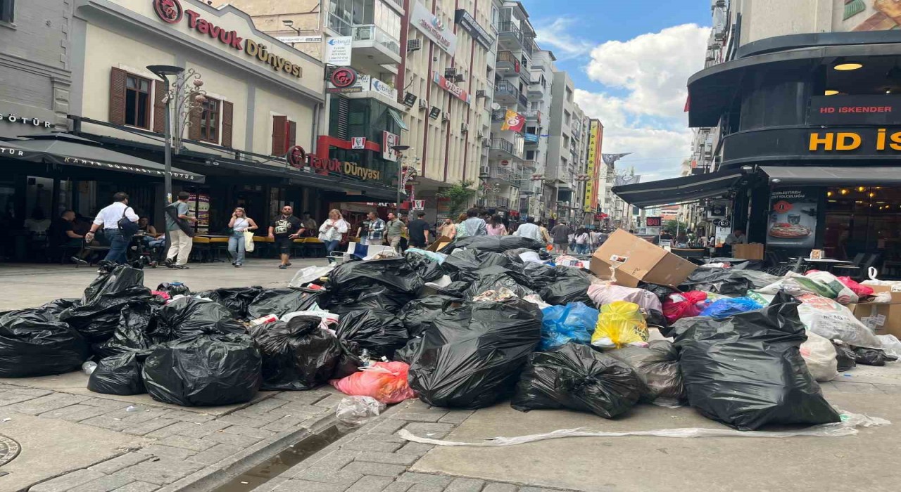 İzmir Büyükşehir Belediyesindeki grev nedeniyle çöpler sokaklara taştı