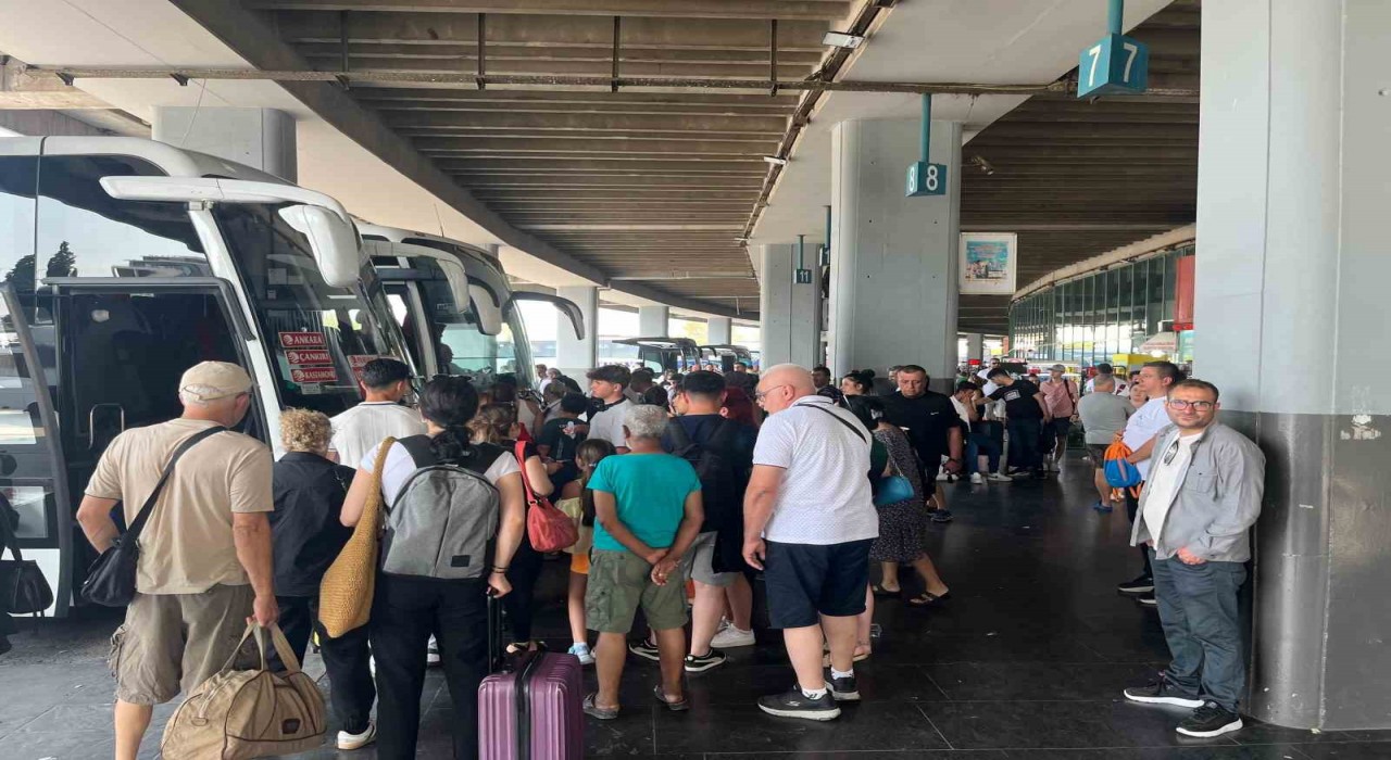 İzmir Otogarında bayram tatili dönüşü yoğunluğu
