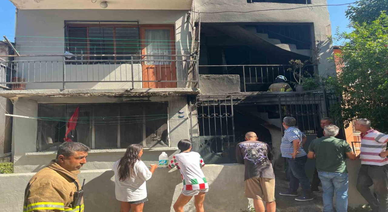 İzmirde 4 katlı binanın zemin katında yangın çıktı