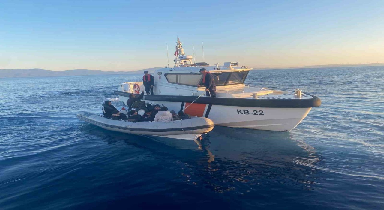 İzmirde 47 göçmen karaya çıkartıldı, 2 göçmen kaçakçısı yakalandı