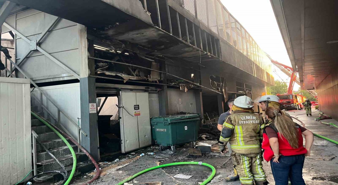 İzmirde inşaat deposundaki yangın kontrol altına alındı