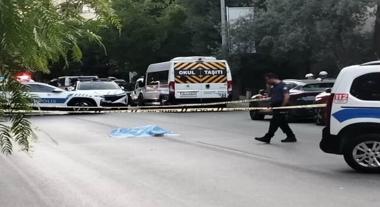 İzmirde korkunç olay: Yola yatan kadının üzerinden 2 araba geçti