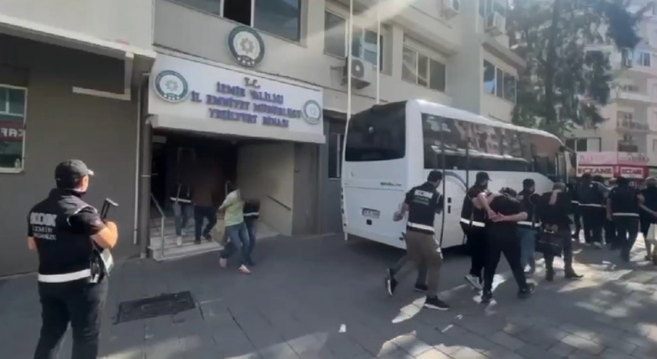 İzmirde silahlı suç örgütüne şafak operasyonu: 17 tutuklama