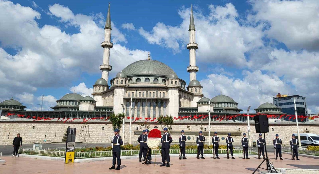 Jandarma Genel Komutanlığının 186ncı yıldönümünde Taksim Cumhuriyet Anıtına çelenk bırakıldı