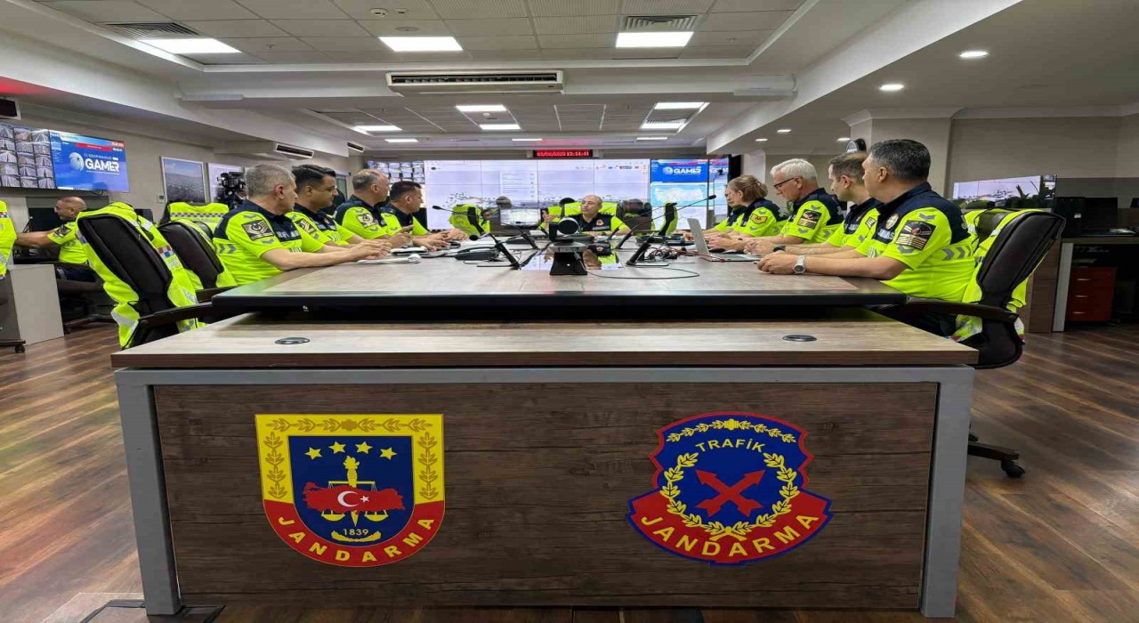 Jandarma sorumluluk bölgelerindeki kara yolları ‘Trafik İzleme Merkezinden aralıksız takip ediliyor